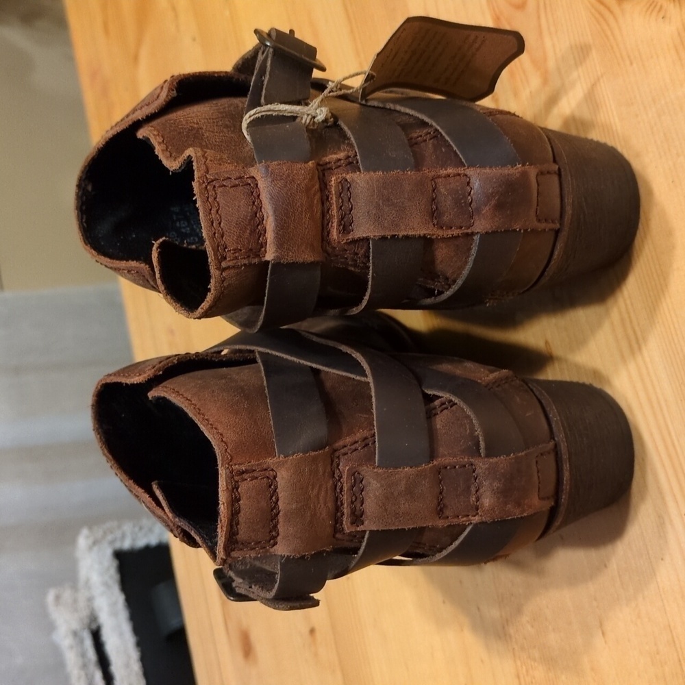 Your Fall Wardrobe Needs Hudson Booties - NWT, Leather, and Distressed for Style - Picture 4 of 16